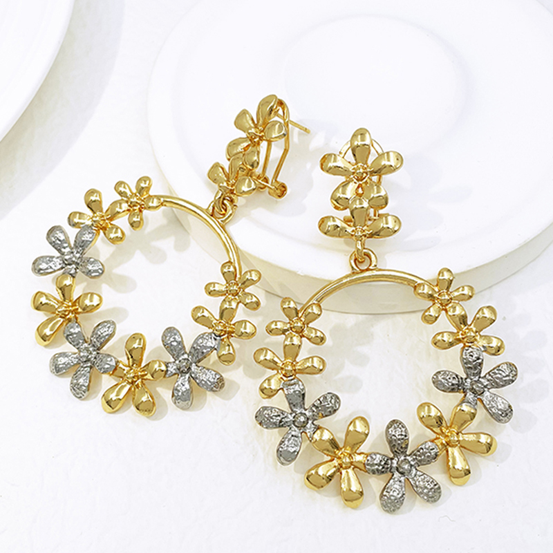 Women Accessories Dubai - Женские крупные серьги-подвески с позолотой 18К,